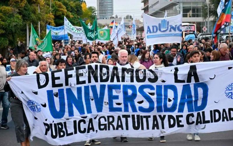El conflicto universitario escala tras el fracaso de la paritaria y la presentación del proyecto de presupuesto para el próximo año. Mientras el Ejecutivo asigna partidas por debajo de lo exigido por la Ley de Financiamiento Universitario, los gremios docentes y rectores ratifican planes de lucha y evalúan una masiva movilización.