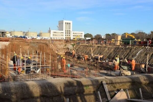 La provincia de Buenos Aires atraviesa un escenario de restricciones financieras y paralización de obras públicas debido a los recortes de Nación y la crisis económica, en un contexto que también afecta al aparato productivo. Entre las principales prioridades señaladas aparecen las obras hidráulicas, las rutas y la continuidad de políticas vinculadas con salud, educación, desarrollo social y producción.