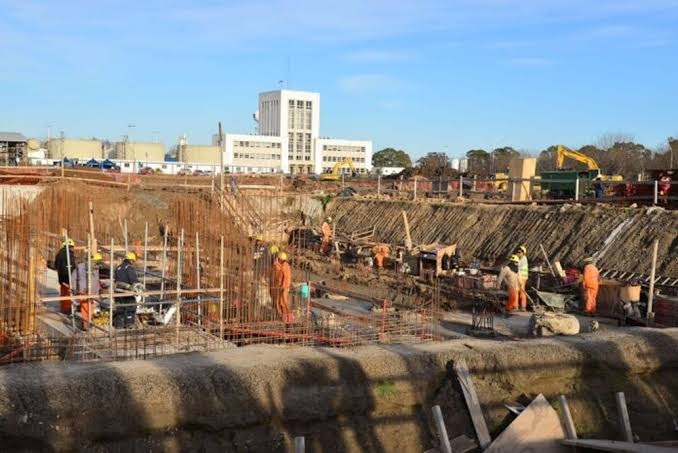 La provincia de Buenos Aires atraviesa un escenario de restricciones financieras y paralización de obras públicas debido a los recortes de Nación y la crisis económica, en un contexto que también afecta al aparato productivo. Entre las principales prioridades señaladas aparecen las obras hidráulicas, las rutas y la continuidad de políticas vinculadas con salud, educación, desarrollo social y producción.