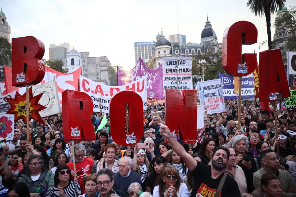 Miles de personas participaron en la denominada «Marcha de la Bronca» que se desplazó desde el Congreso hasta la Plaza de Mayo, en protesta contra el plan de ajuste implementado por el gobierno de Javier Milei y en demanda de una huelga general.