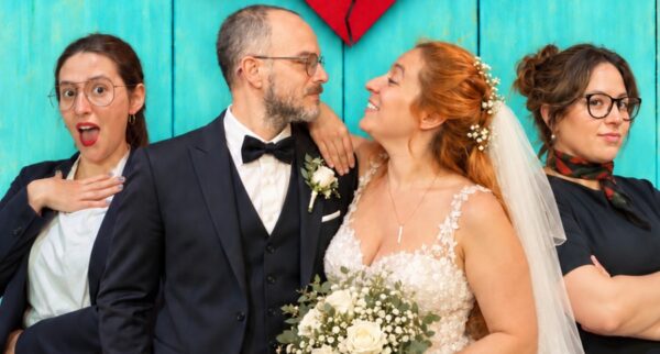 La obra aborda el conflicto de un matrimonio atravesado por una infidelidad y una amante que queda embarazada. El elenco, integrado por actores amateurs, prepara el estreno para el jueves 1 de octubre a las 20, en el espacio cultural del Club 9 de Julio, en Boulogne.