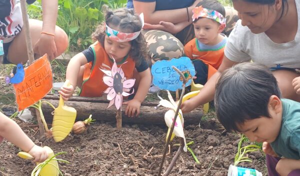 Los cursos de huerta que desarrolla la radio junto a Huertas del Bicentenario se articularon con una actividad propia del Jardín La Colmenita por el Día de la Primavera. La jornada permitió vincular el aprendizaje sobre siembra y producción con una experiencia comunitaria y el trabajo alrededor de la economía social.