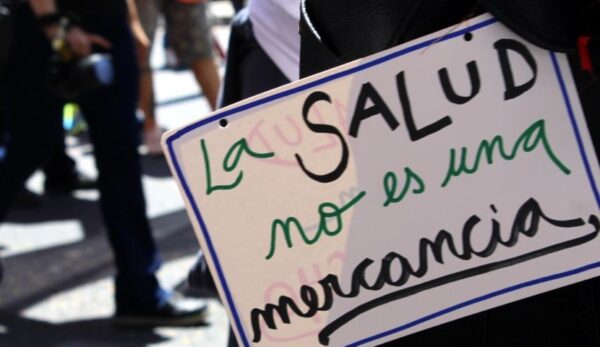 El proyecto de Presupuesto 2027 volvió a poner bajo análisis los recursos destinados a salud y al tratamiento del cáncer. Mientras el programa específico registra un aumento nominal del 18%, organizaciones y especialistas advierten una caída en términos reales. En paralelo, la Provincia de Buenos Aires abrió una licitación de más de $26.680 millones ante niveles críticos de stock.