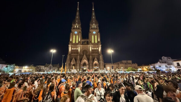 Miles de fieles participaron de la tradicional caminata hacia la Basílica de Luján, pese a las lluvias intermitentes que marcaron el comienzo del recorrido. La peregrinación partió desde el santuario de San Cayetano, en Liniers, y atravesó 60 kilómetros hasta llegar a destino.